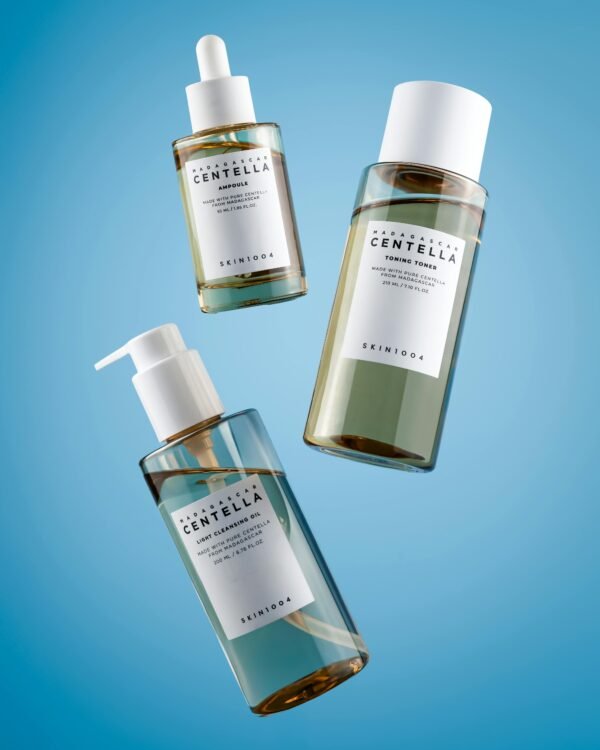 pexels-introspectivedsgn-30835429 SKIN 1004 - Madagascar Centella Light Cleansing Oil - Huile démaquillante légère